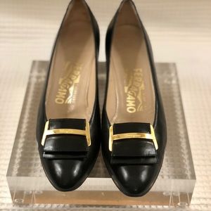 Good condition.  Only a minor scratch on heel  (shown in photo).